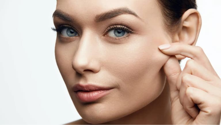 imagem mulher puxando a pele das bochechas, bioestimuladores de colágeno, procedimento harmonização orofacial