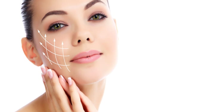 imagem procedimento odontológico harmonização orofacial, mulher encostando no rosto com linhas brancas