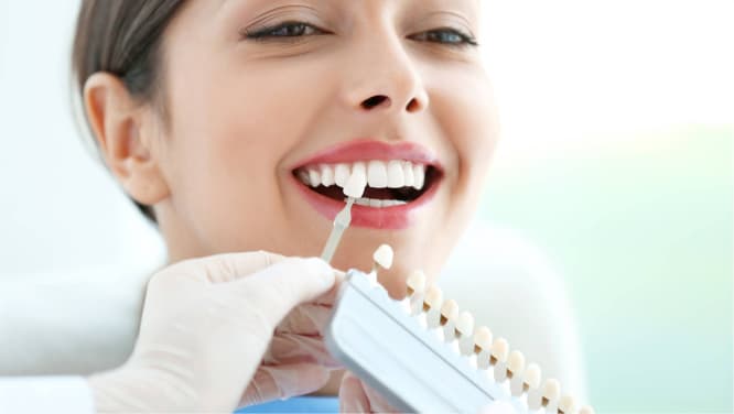 imagem mulher sorrindo com dentista aplicando lentes de contato dental, procedimentos odontológicos, odontologia estética