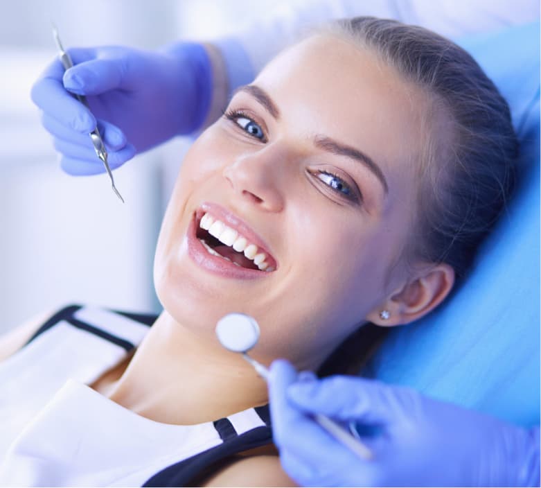 imagem mulher sorrindo com médico com ferramentas analisando sua boca, procedimentos odontológicos, odontologia estética