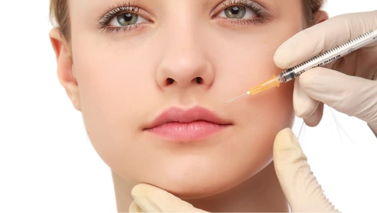 imagem agulha no lábio, preenchimento com ácido hialuronico, procedimento harmonização orofacial