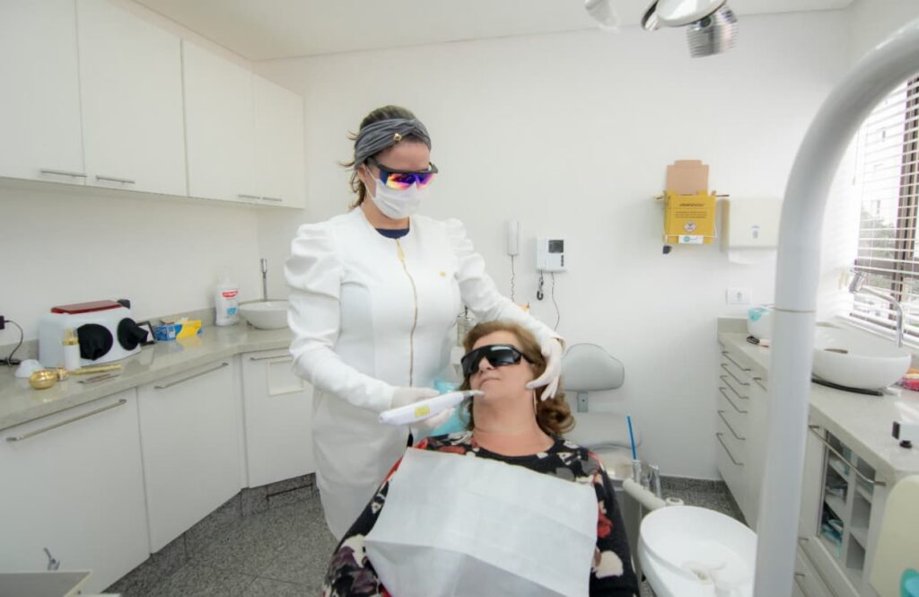 Procedimento sendo realizado na clínica odontológica da dra aline laham