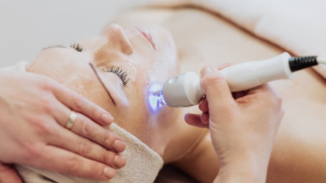 imagem procedimentos odontológicos tratamentos complementares, mulher fazendo laserterapia no rosto